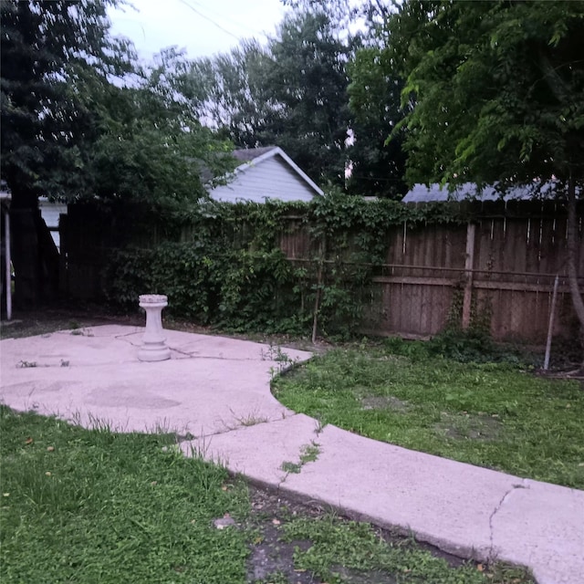7924 Elvera St, Houston, TX 77012 - fenced backyard featuring a patio area