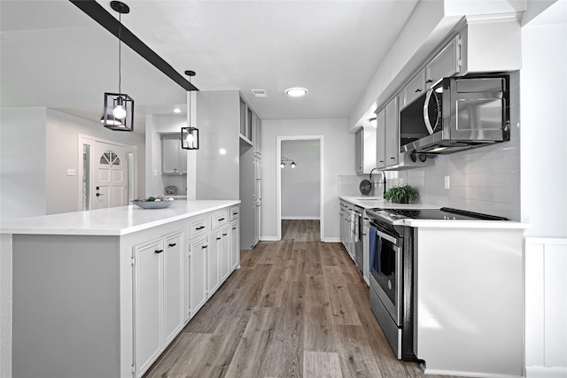 28207 Nancy Ln, Conroe, TX 77385 - kitchen featuring electric stove, decorative backsplash, light wood-style floors, light countertops, and white cabinetry