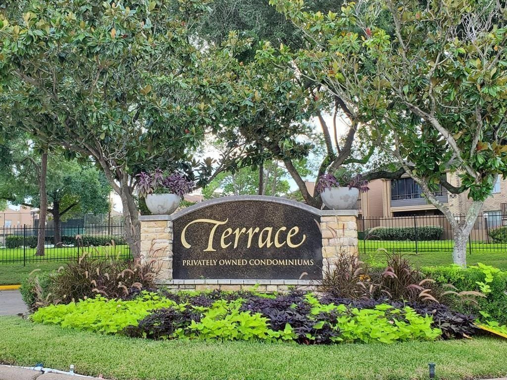 10555 Turtlewood Ct Unit 1006, Houston, TX 77072 - view of community sign