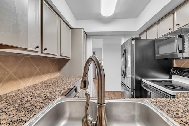 6437 Bayou Glen Rd, Houston, TX 77057 - kitchen featuring black microwave, white electric range oven, tasteful backsplash, and dark countertops