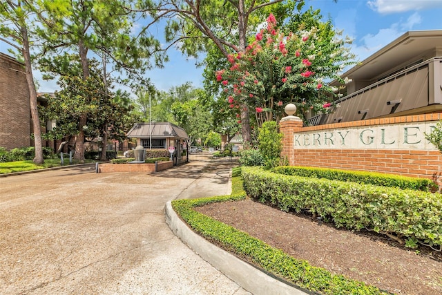 6437 Bayou Glen Rd, Houston, TX 77057 - view of property's community featuring concrete driveway