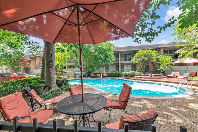 6437 Bayou Glen Rd, Houston, TX 77057 - view of swimming pool with a patio area