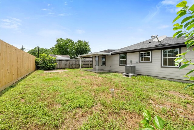 3112 Hays St, Pasadena, TX 77503 - fenced backyard featuring a patio area
