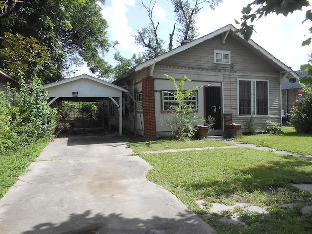 2214 Lee St, Houston, TX 77026 - bungalow-style house featuring a front yard, a detached carport, and driveway