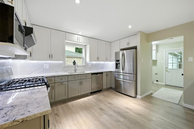 11726 Gardenglen Dr, Houston, TX 77070 - kitchen with stainless steel appliances, light wood-style flooring, plenty of natural light, and recessed lighting