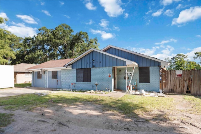 10926 Ivyridge Rd, Houston, TX 77043 - single story home featuring board and batten siding and brick siding