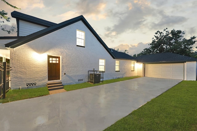 3343 Tampa St, Houston, TX 77021 - view of front facade with entry steps, brick siding, concrete driveway, and a front lawn