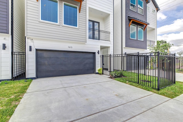 1615 Erin St, Houston, TX 77009 - view of front facade featuring a garage and driveway