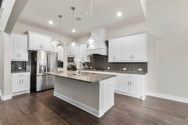 6126 Garden Lakes Ln, Sugar Land, TX 77479 - kitchen with stainless steel appliances, tasteful backsplash, dark wood-style flooring, white cabinets, and recessed lighting