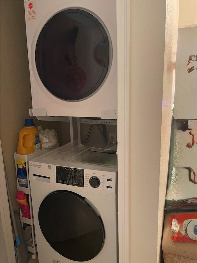 2120 El Paseo St Unit 2905, Houston, TX 77054 - laundry room featuring stacked washer / dryer