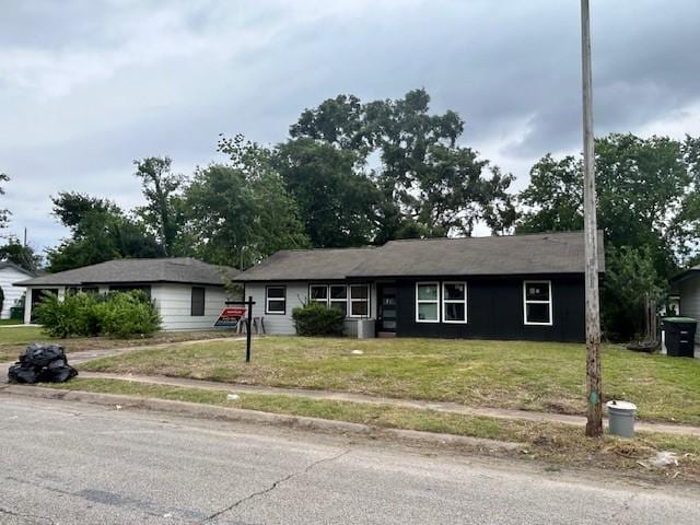 5823 Belmark St, Houston, TX 77033 - ranch-style house featuring a front yard