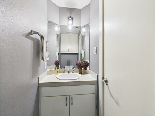 5810 Darling St Unit F, Houston, TX 77007 - bathroom featuring vanity