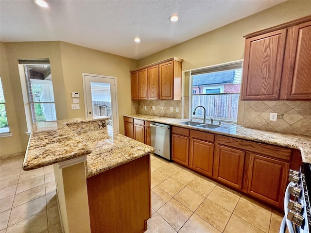 2716 W Oaks Cir E, Pearland, TX 77584 - kitchen featuring stainless steel appliances, healthy amount of natural light, a center island, backsplash, and recessed lighting