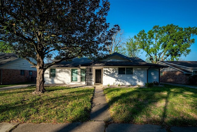 5918 Lattimer Dr, Houston, TX 77035 - single story home with a front yard and brick siding