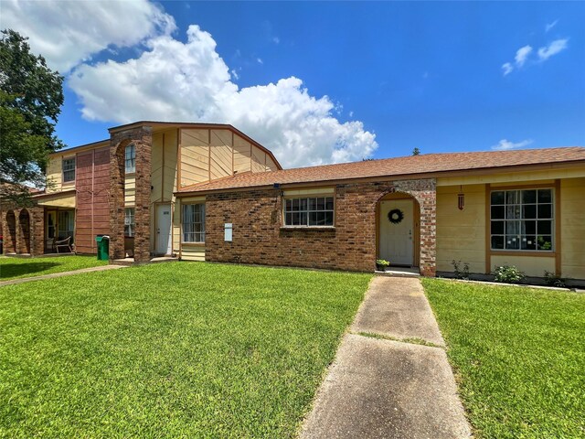 3412 Lantern Ln, Baytown, TX 77521 - view of front facade with a front yard