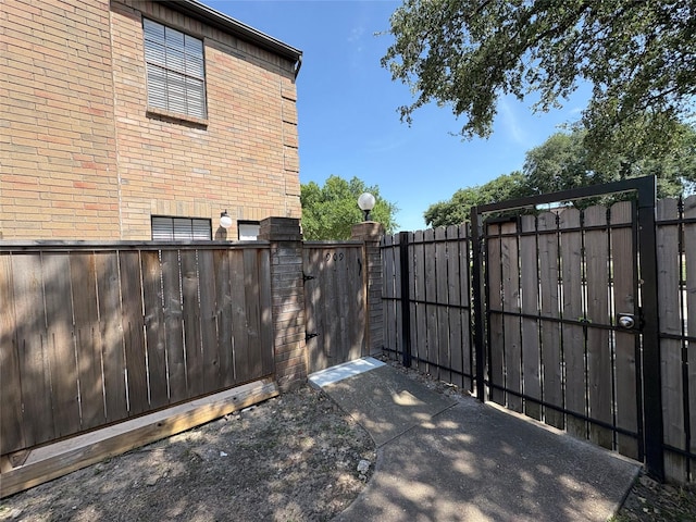 9850 Pagewood Ln Unit 909, Houston, TX 77042 - view of gate