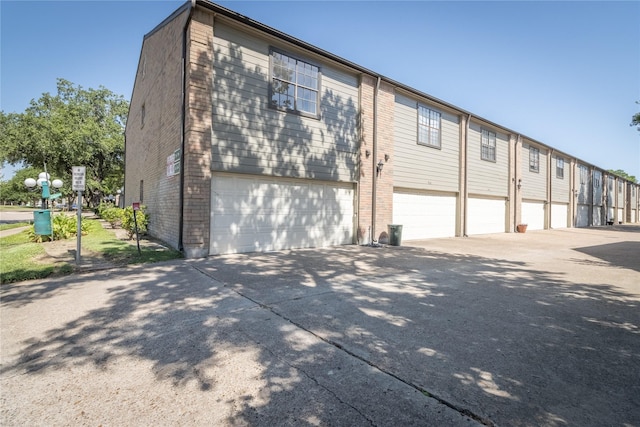 9850 Pagewood Ln Unit 909, Houston, TX 77042 - view of home's exterior featuring driveway