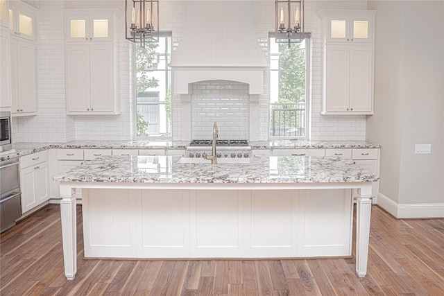 1530 Cunningham Parc Ln, Houston, TX 77055 - kitchen with a chandelier, custom range hood, tasteful backsplash, and white cabinets