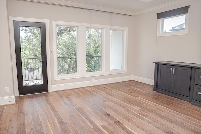 1530 Cunningham Parc Ln, Houston, TX 77055 - interior space with ornamental molding, healthy amount of natural light, and light wood finished floors