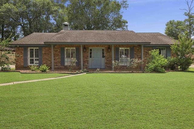 1135 Ivy Ln, Beaumont, TX 77706 - ranch-style home with a front yard and brick siding