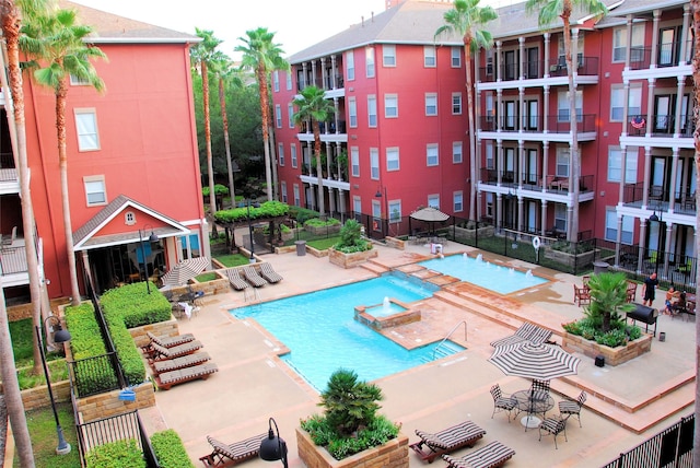 2400 Mccue Rd Unit 345, Houston, TX 77056 - community pool featuring a community hot tub and a patio area