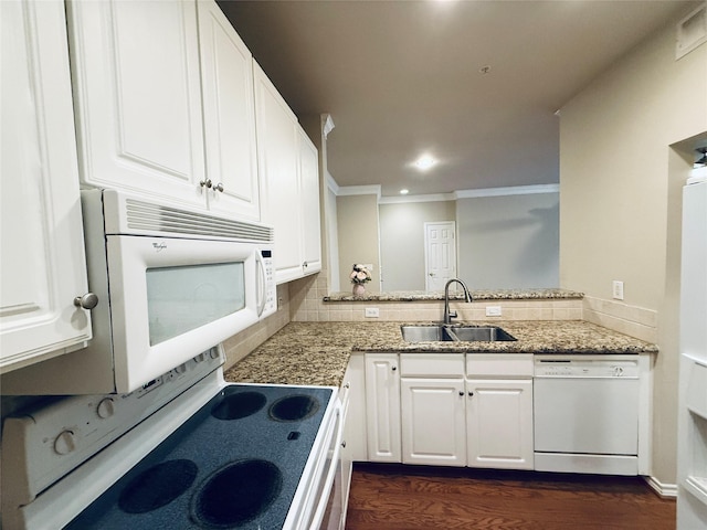 2400 Mccue Rd Unit 345, Houston, TX 77056 - kitchen featuring white appliances, crown molding, white cabinets, dark wood-style floors, and tasteful backsplash