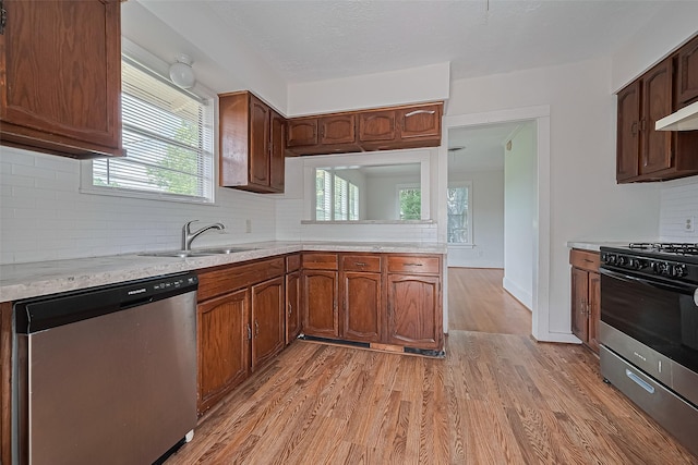 227 Lakeview Dr, Sugar Land, TX 77498 - kitchen featuring stainless steel appliances, light wood-style floors, and tasteful backsplash