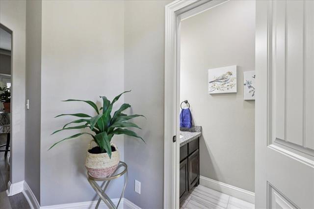 271 Hannah Ln, Lumberton, TX 77657 - detailed view of baseboards