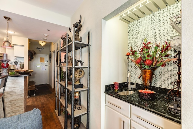 7700 Seawall Blvd Unit P9, Galveston, TX 77551 - indoor wet bar with dark wood finished floors and backsplash