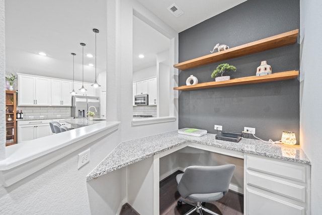 30104 Prairie Creek Ct, Brookshire, TX 77423 - office featuring built in study area and recessed lighting
