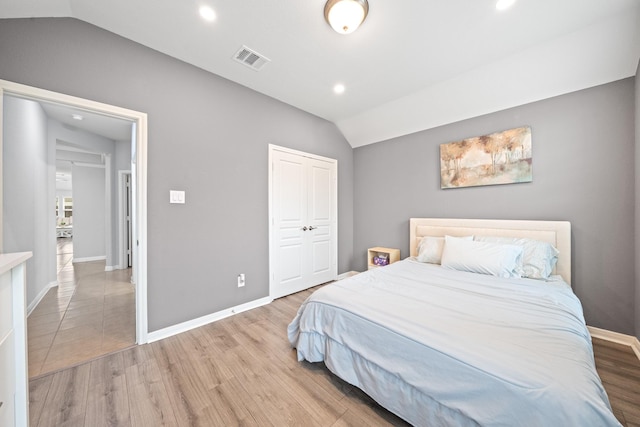 30104 Prairie Creek Ct, Brookshire, TX 77423 - bedroom with lofted ceiling, recessed lighting, light wood-style floors, and a closet