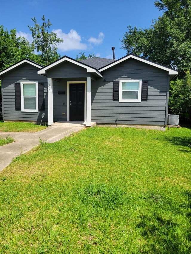 1040 E 18th St, Port Arthur, TX 77640 - single story home featuring a front yard