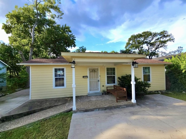 6227 Cavalier St Unit 770, Houston, TX 77087 - bungalow-style house with covered porch