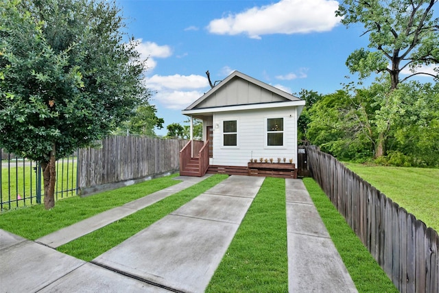 411 E 37th St, Houston, TX 77018 - view of front of house featuring board and batten siding