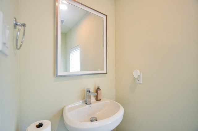 4915 Ave J, Houston, TX 77011 - bathroom featuring a sink