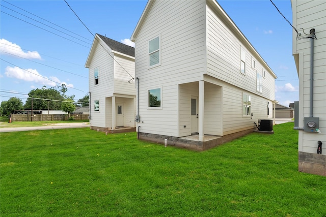 131 S Virginia Ave, La Porte, TX 77571 - rear view of house with a lawn