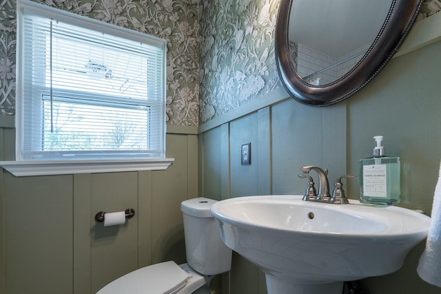 2007 Lamonte Ln, Houston, TX 77018 - half bath with wallpapered walls, a decorative wall, and a wainscoted wall