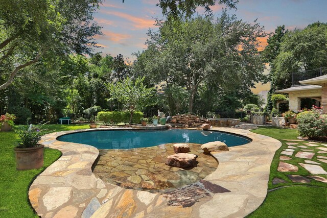 7826 Camden Hollow Ln, Humble, TX 77396 - outdoor pool featuring a patio and a yard