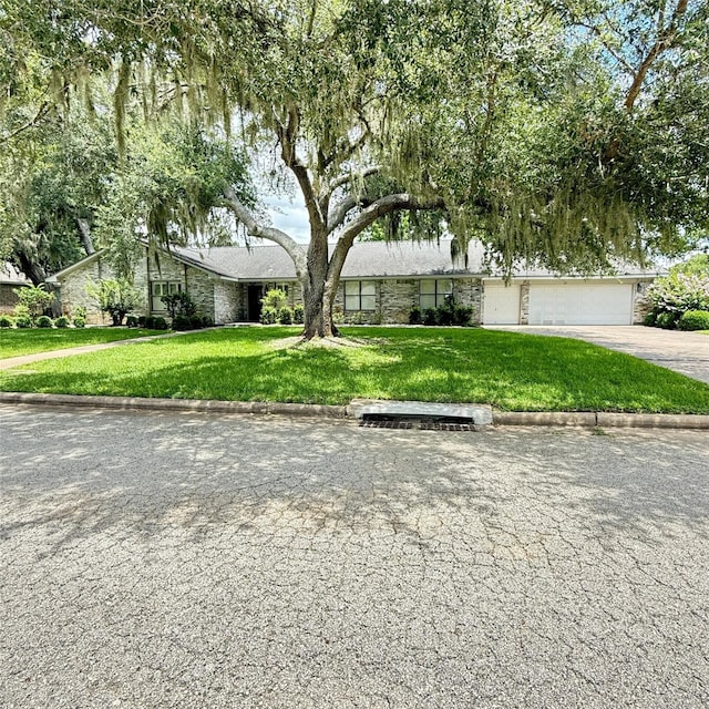 332 N Amherst Dr, West Columbia, TX 77486 - mid-century home featuring driveway and a front yard