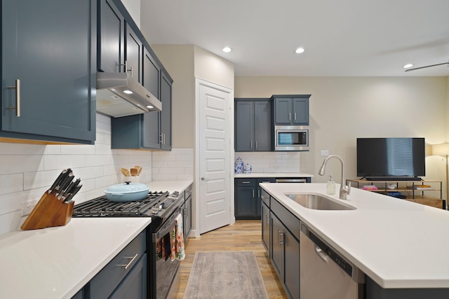 911 W 35th St Unit C, Houston, TX 77018 - kitchen featuring stainless steel appliances, under cabinet range hood, light wood finished floors, light countertops, and recessed lighting