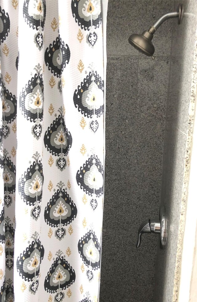 915 11th St, Galveston, TX 77550 - bathroom view