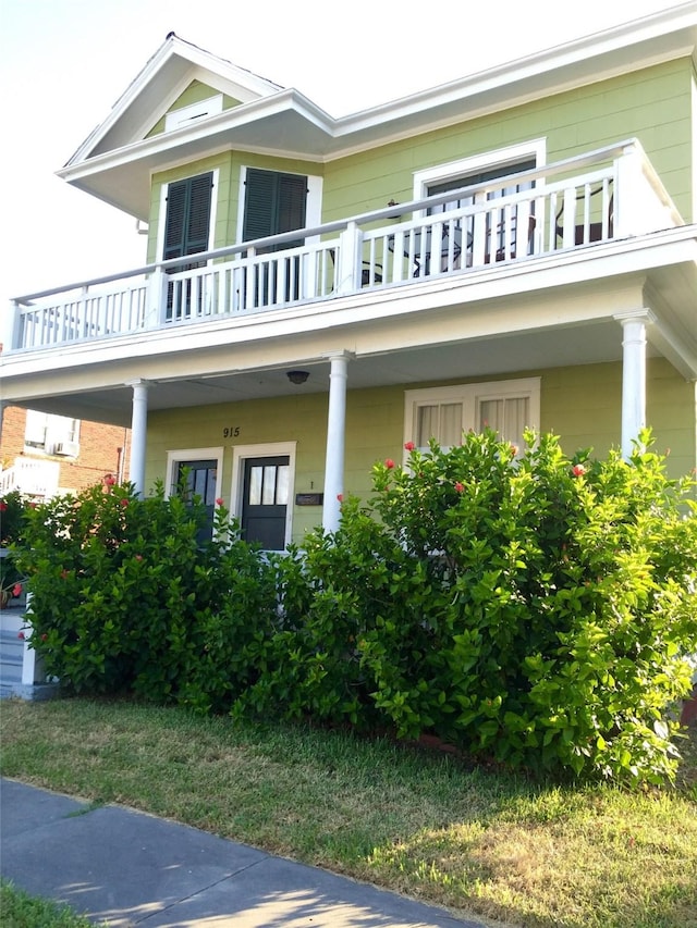 915 11th St, Galveston, TX 77550 - view of front of house with a balcony