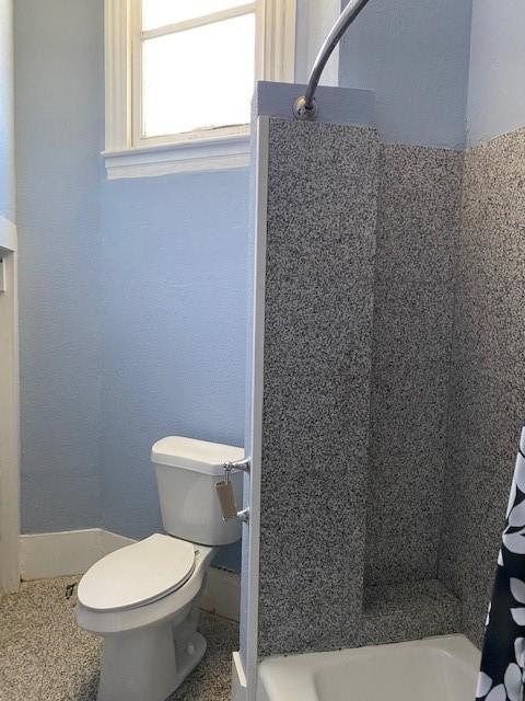 915 11th St, Galveston, TX 77550 - bathroom with a shower with curtain and toilet