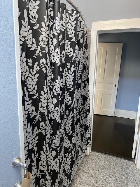 915 11th St, Galveston, TX 77550 - full bath with a shower with curtain