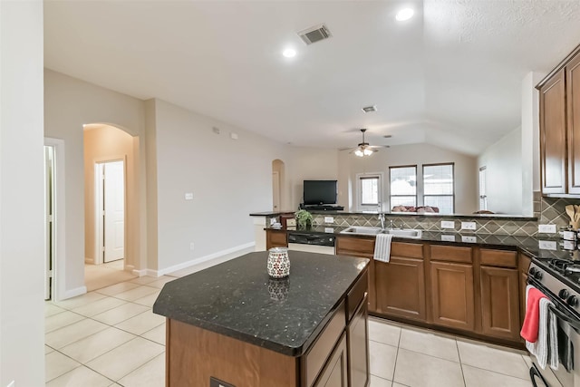 11410 Sandstone Canyon Dr, Humble, TX 77396 - kitchen with arched walkways, ceiling fan, tasteful backsplash, vaulted ceiling, and recessed lighting