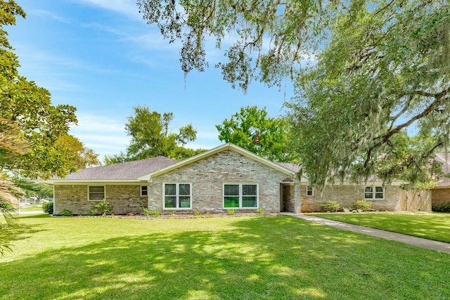 105 Pleasant Valley Dr, West Columbia, TX 77486 - ranch-style house featuring a front lawn and brick siding