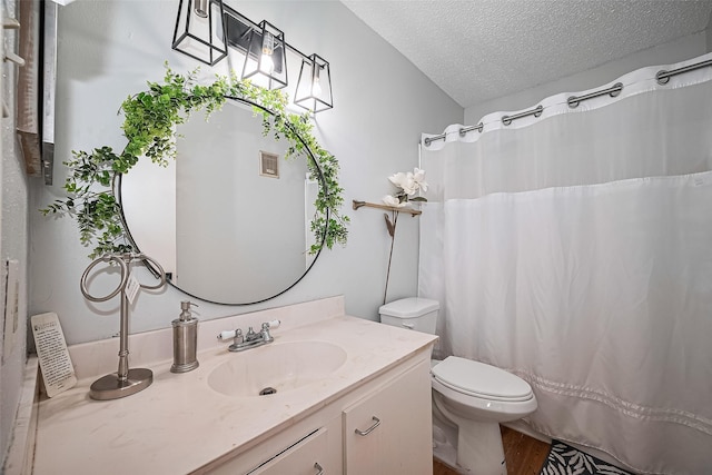 700 Thicket Ln Unit 306, Houston, TX 77079 - full bath featuring wood finished floors, vanity, a textured ceiling, and a shower with shower curtain