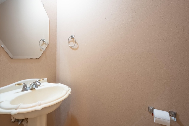 7907 Swan Hollow Ct, Houston, TX 77041 - bathroom featuring a sink