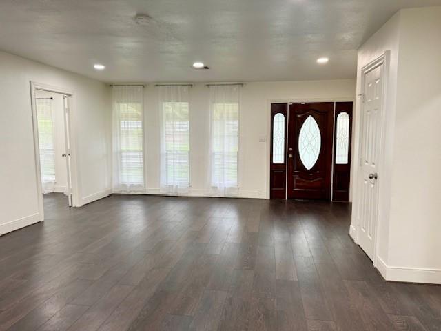 9226 Kapri Ln, Houston, TX 77025 - entrance foyer featuring dark wood-style flooring and recessed lighting