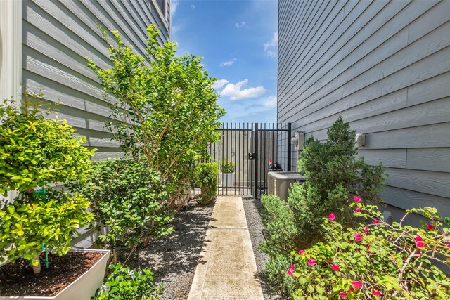 3009A Bell St, Houston, TX 77003 - view of yard with a gate